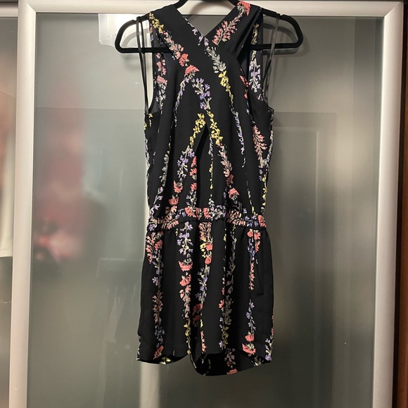 NWOT BCBG BCBGMAXAZRIA BLACK FLORAL ISLA HALTER ROMPER SIZE XS! - Picture 5 of 10